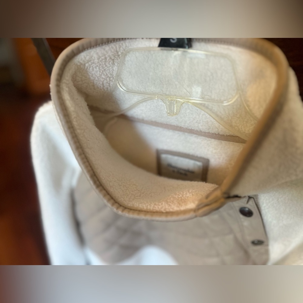 SOLD ON XPOSTAbercrombie & Fitch Cream & Tan Quilted Pullover. Small. EUC. - Picture 3 of 16